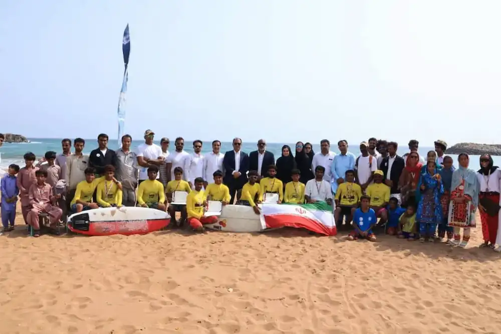 اعضای باشگاه موج سواران رمین در محیط دوستانه و هیجان‌انگیز