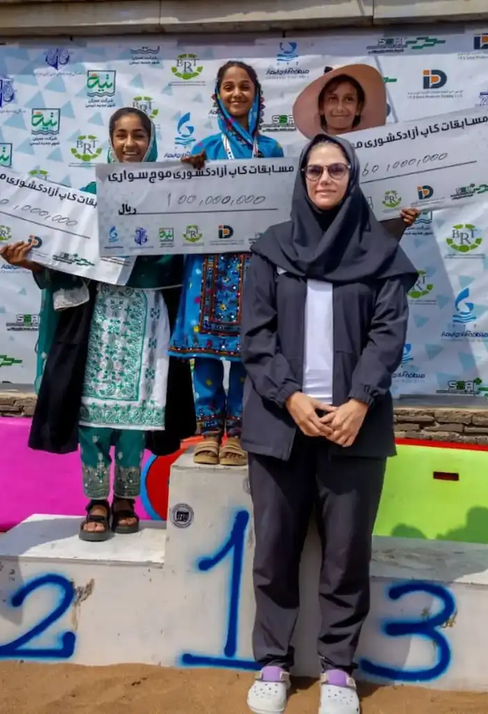 بانوان باشگاه موج‌سواران رمین در حال دریافت مدال قهرمانی