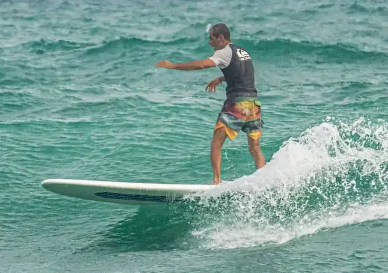 ورزشکار باشگاه رمین در حال موج‌سواری حرفه‌ای