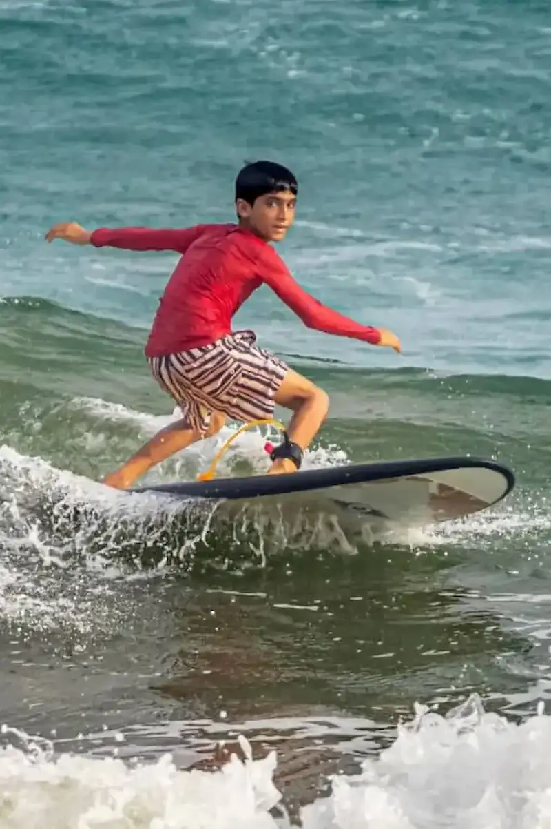 موج‌سواری آقایان در ساحل رمین چابهار