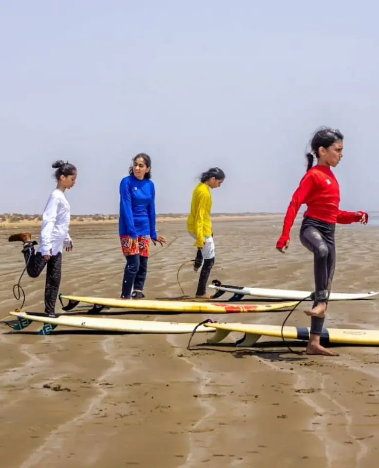 مربی باشگاه رمین در حال راهنمایی ورزشکاران نوجوان