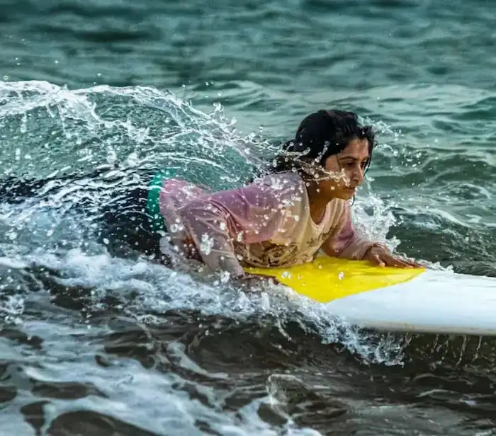 باشگاه موج‌سواری رمین - دختر نوجوان روی تخته موج‌سواری