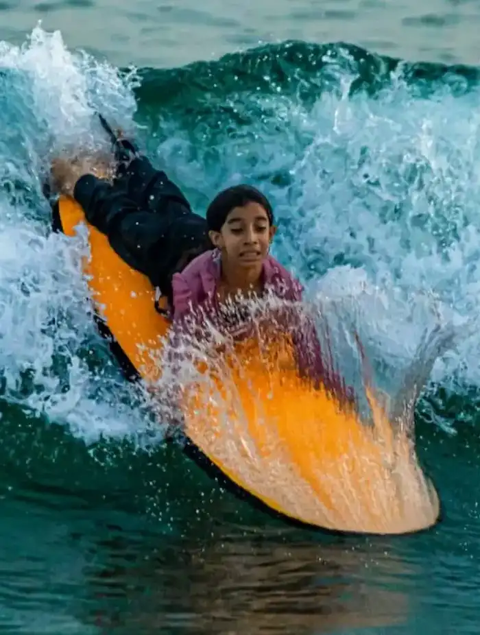 باشگاه موج‌سواری رمین - دختر نوجوان موج‌سواری
