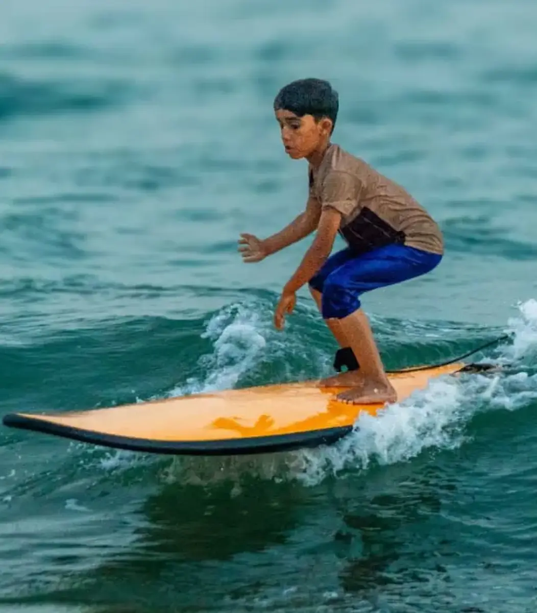 باشگاه موج‌سواری رمین - پسر نوجوان موج‌سواری