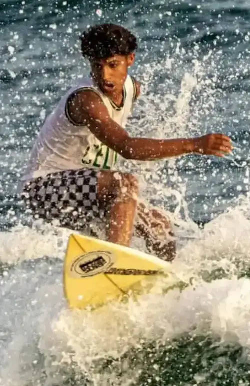 باشگاه موج‌سواری رمین - پسر جوان موج‌سواری